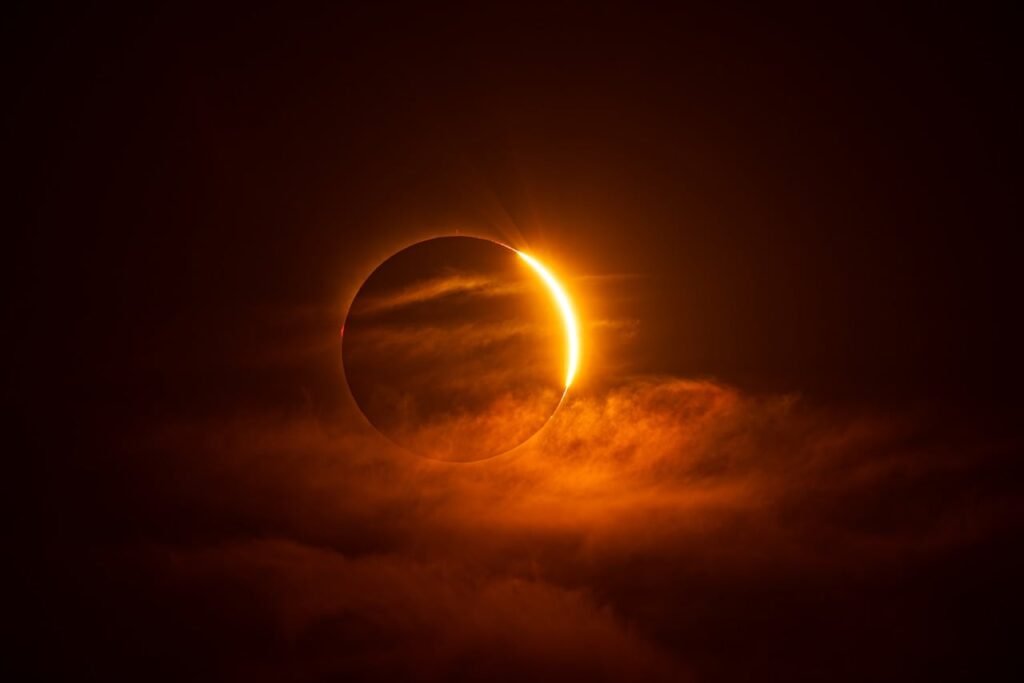 rperucho via Pixabay, https://pixabay.com/pt/photos/eclipse-eclipse-total-coroa-solar-10429735/