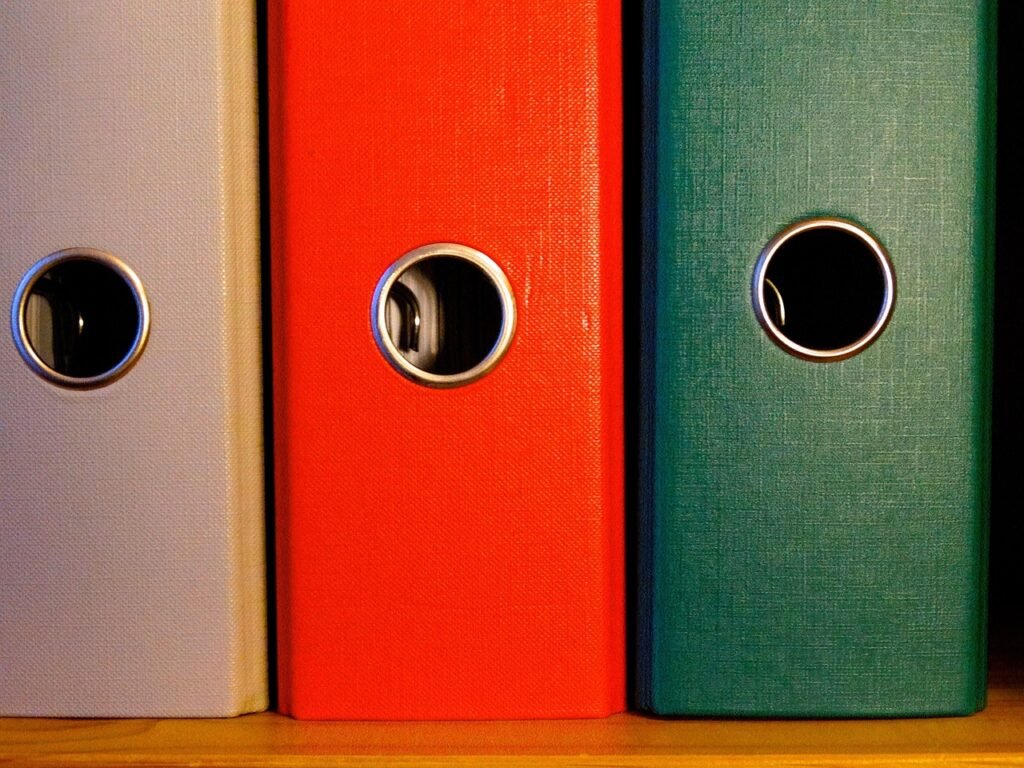 422737 via Pixabay, https://pixabay.com/photos/folder-federal-folder-filing-626334/