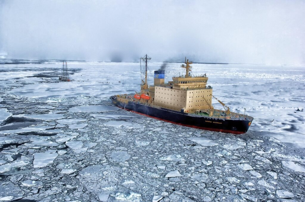 12019 via Pixabay, https://pixabay.com/pt/photos/mar-navio-gelo-navio-a-vapor-139393/
