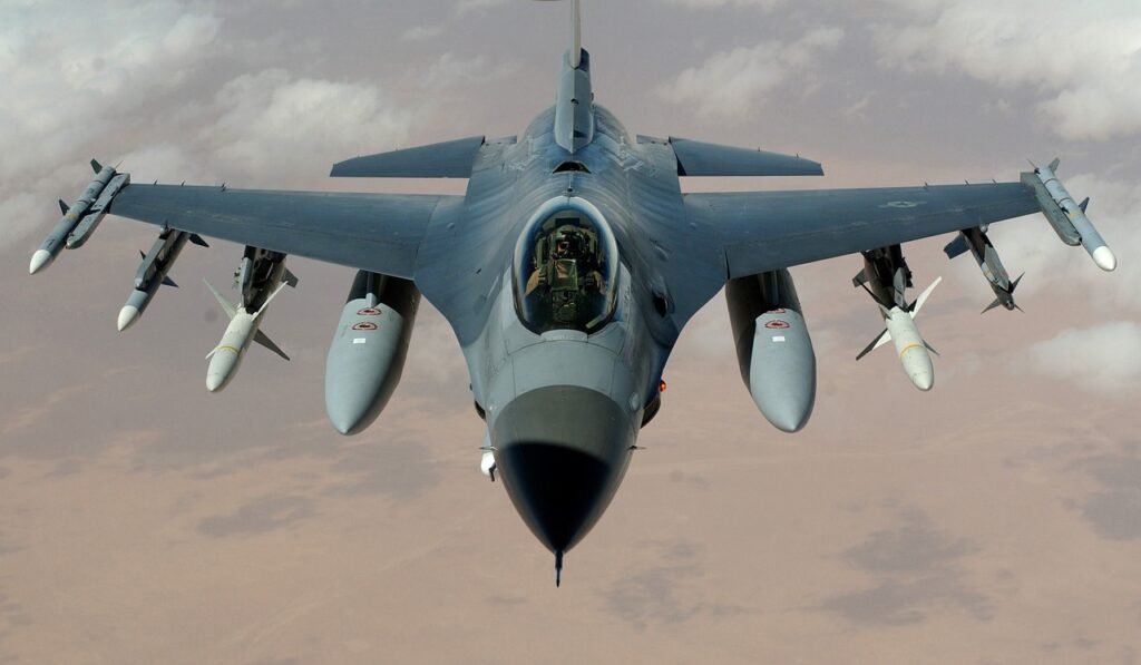 WikiImages via Pixabay, https://pixabay.com/pt/photos/aeronave-avio-de-caa-vo-voar-63028/