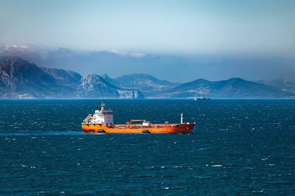 Bergadder via Pixabay, https://pixabay.com/pt/photos/navio-mar-gua-vista-transporte-10038606/