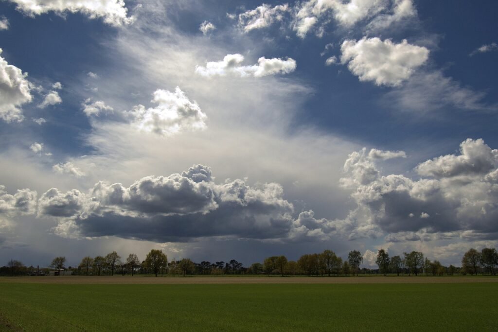 HelgaKa via Pixabay, https://pixabay.com/pt/photos/panorama-nuvens-paraso-natureza-4335220/