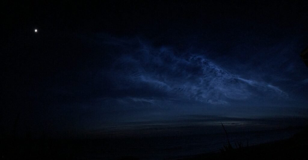 Christman9 via Pixabay, https://pixabay.com/pt/photos/noite-lua-sombrio-nuvens-mstico-4461788/