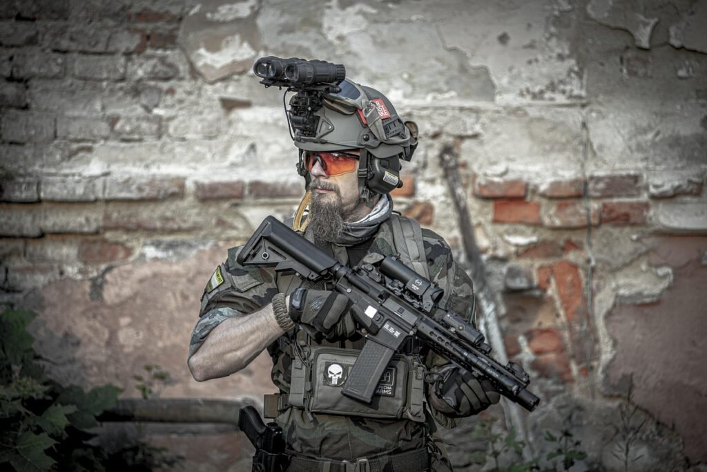 8089514 via Pixabay, https://pixabay.com/pt/photos/airsoft-military-specnaarms-tiro-4498478/