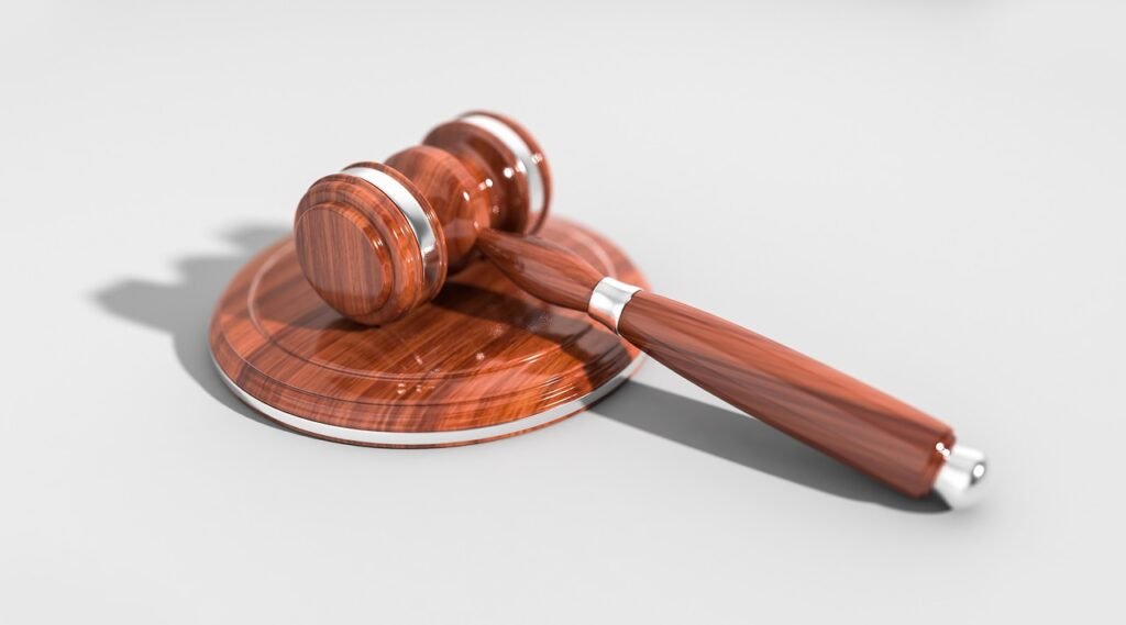 Martelo de juiz representando os processos judiciais contra o Grok/xAI