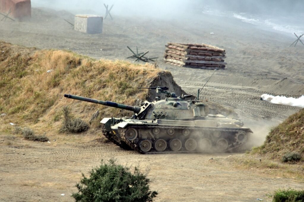 hasan-cilingir via Pixabay, https://pixabay.com/pt/photos/soldado-broca-tanque-guerra-arma-2624281/