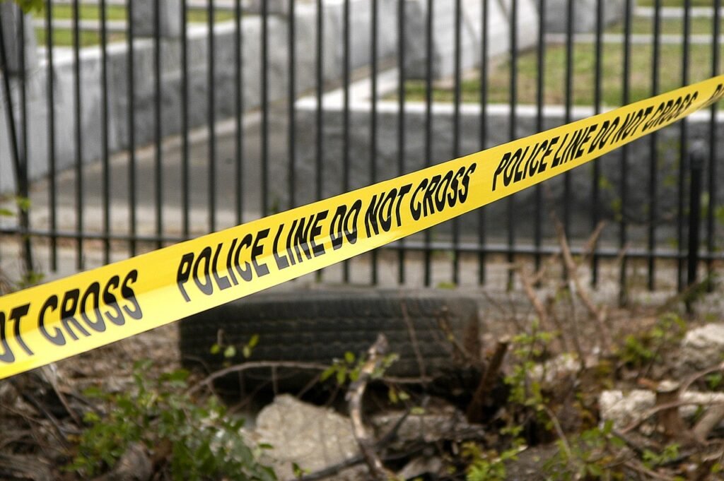 ValynPi14 via Pixabay, https://pixabay.com/photos/police-line-yellow-crime-cemetery-3953745/