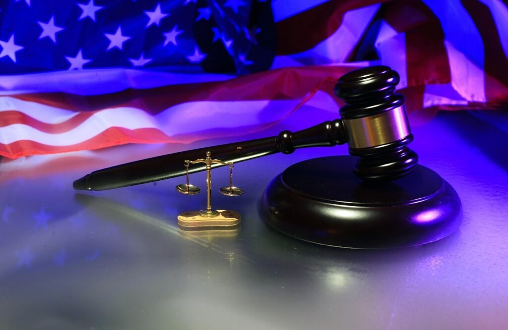 sergeitokmakov via Pixabay, https://pixabay.com/photos/justice-law-usa-us-flag-courtroom-7540198/