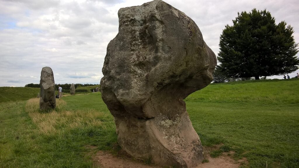 hallidayfineart via Pixabay, https://pixabay.com/pt/photos/meglito-crculo-de-pedra-avebury-2708731/
