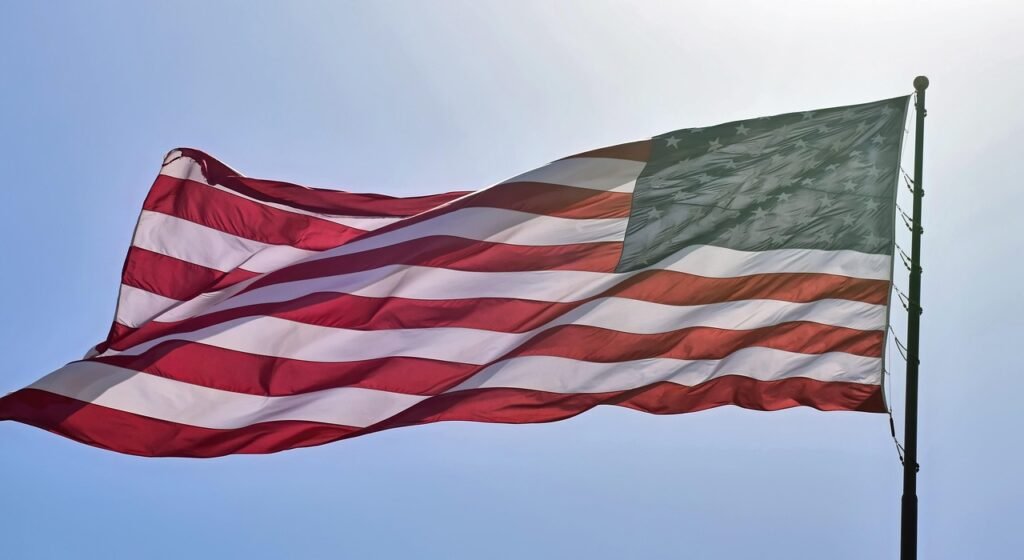 Ray_Shrewsberry via Pixabay, https://pixabay.com/pt/photos/bandeira-americana-estados-unidos-6602774/