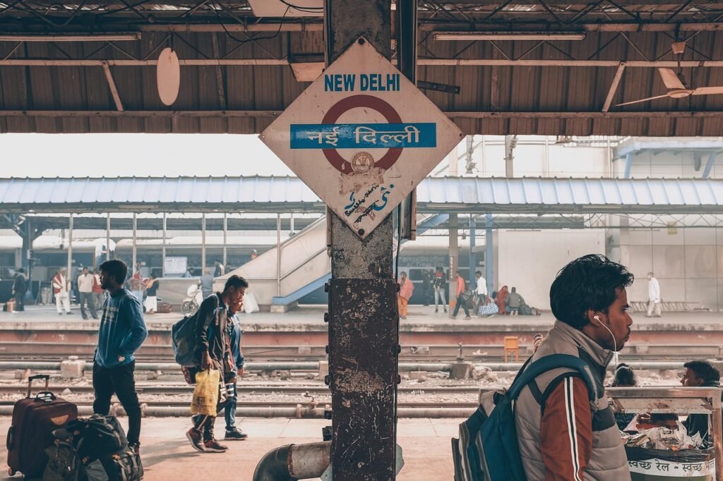 mmamontov via Pixabay, https://pixabay.com/pt/photos/train-railway-a-locomotiva-station-4971800/