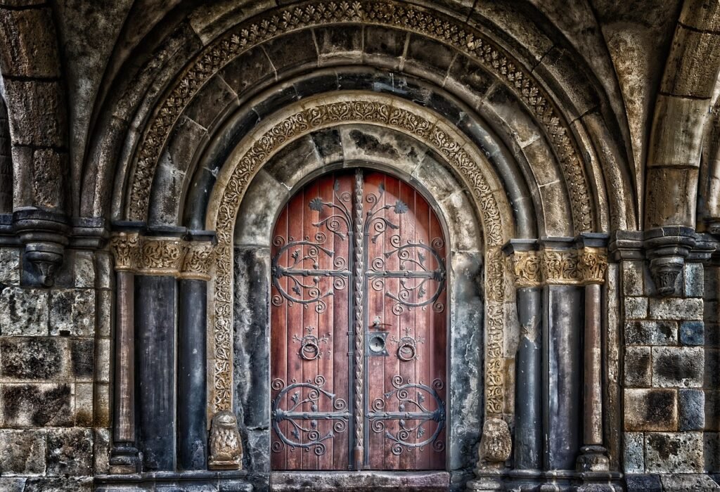 Portal antigo com porta de madeira fechada, simbolizando reuniao fechada